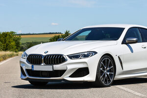 BMW M850i xDrive — zadný pohľad