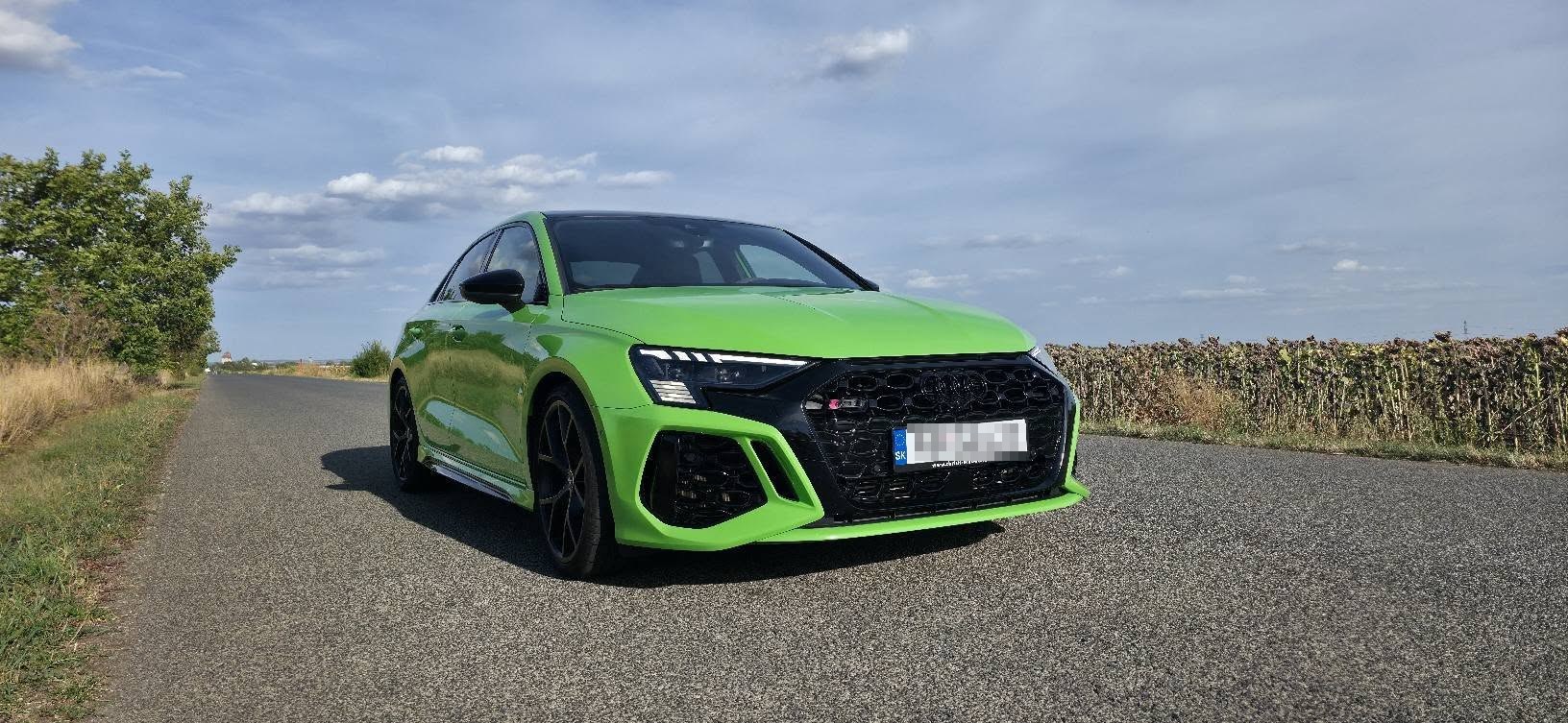 Audi RS3 Sedan zepredu — prenájom Nitra