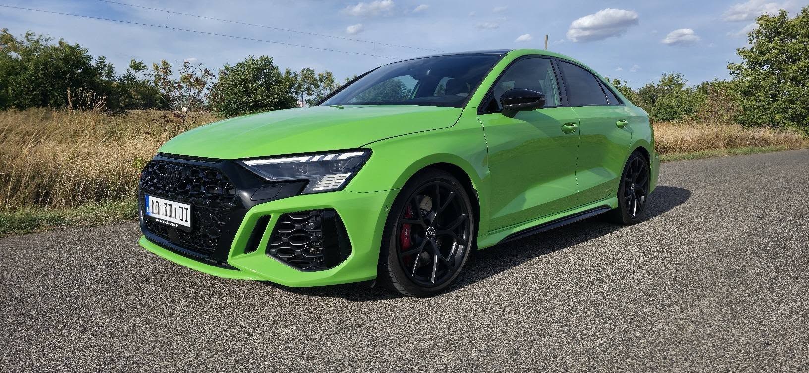 Audi RS3 Sedan z boku — 400 koní quattro