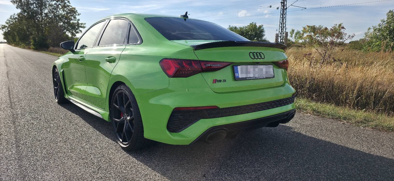 Audi RS3 Sedan zozadu — športový výfuk